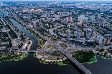 Yol kavşak ve evleri ile büyük bir metropolde bir yerleşim bölgesi.