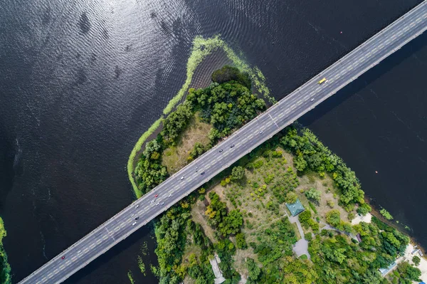 Vista aérea da ponte e da estrada sobre o rio Dnepr sobre uma ilha verde no meio do rio — Fotografia de Stock