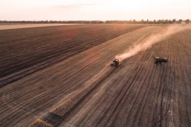 Çalışma alanı ve Mowser buğday hasat. Ukrayna. Havadan görünümü.