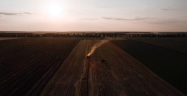 Çalışma alanı ve Mowser buğday hasat. Ukrayna. Havadan görünümü.