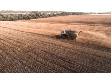 Çalışma alanı ve Mowser buğday hasat. Ukrayna. Havadan görünümü.