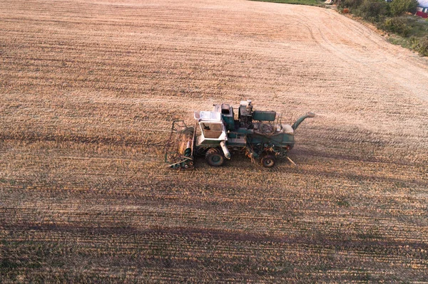 Skördare arbetar i fält och mows vete. Ukraina. Flygfoto. — Stockfoto