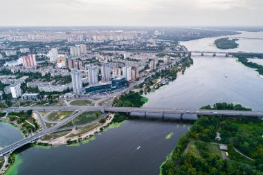 Yol kavşak ve evleri ile büyük bir metropolde bir yerleşim bölgesi.
