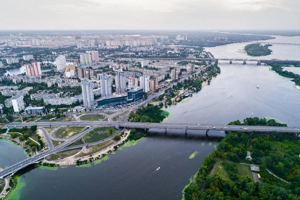 Barrio residencial en una gran metrópolis con cruces de carreteras y casas . —  Fotos de Stock