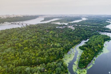 Dinyeper Nehri ve büyük yeşil park alanı orta Kiev şehrinin panoramik görünümü. Havadan görünümü