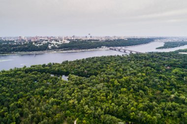Dinyeper Nehri ve büyük yeşil park alanı orta Kiev şehrinin panoramik görünümü. Havadan görünümü