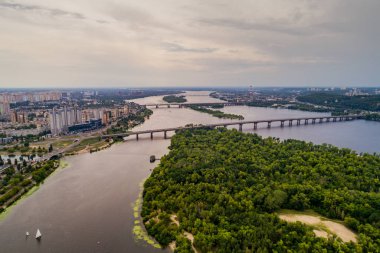 Dinyeper Nehri orta ile Kiev şehrinin panoramik görünümü. Havadan görünümü