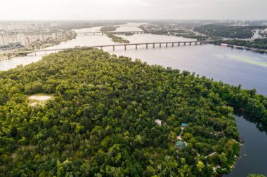 Dinyeper Nehri orta ile Kiev şehrinin panoramik görünümü. Havadan görünümü