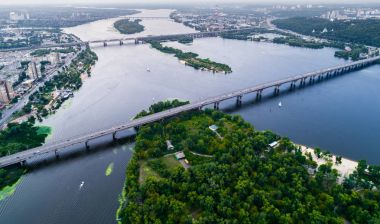 Dinyeper Nehri orta ile Kiev şehrinin panoramik görünümü. Havadan görünümü