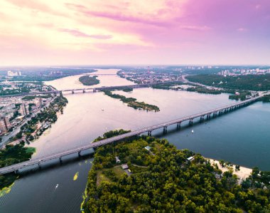 Dinyeper Nehri orta ile Kiev şehrinin panoramik görünümü. Havadan görünümü