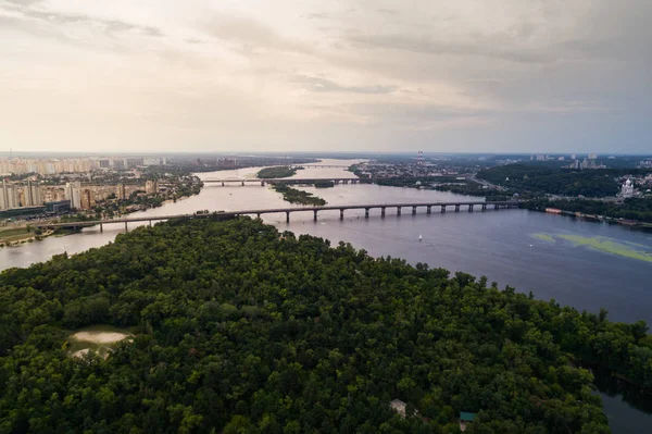 Vista panoramica della città di Kiev con il fiume Dnieper al centro. Vista aerea — Foto Stock