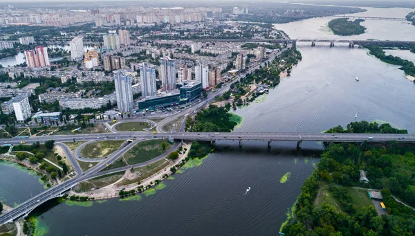 Bostadsområde i en stor metropol med vägkorsningar och hus. — Stockfoto