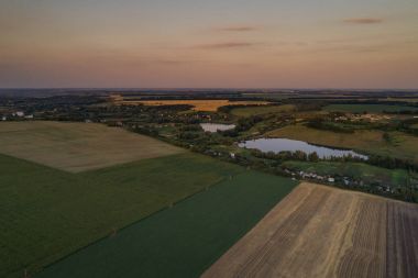 Panoramik vadi yeşil taze alanları ve gün batımında çayır.