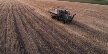 Çalışma alanı ve Mowser buğday hasat. Ukrayna. Havadan görünümü.