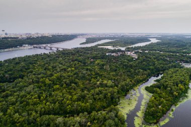 Dinyeper Nehri ve büyük yeşil park alanı orta Kiev şehrinin panoramik görünümü. Havadan görünümü