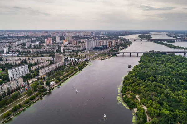 Πανοραμική θέα στην πόλη του Κίεβου με στην αριστερή όχθη του ποταμού Δνείπερου. Εναέρια άποψη — Φωτογραφία Αρχείου