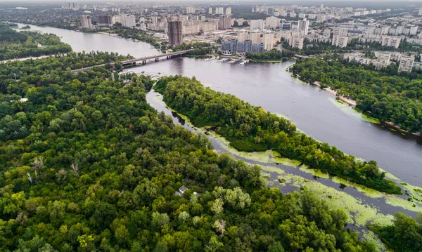 Panoramisch zicht van Kiev stad met de rivier de Dnjepr en een groot groen park gebied in het midden. Luchtfoto — Stockfoto