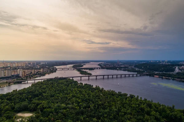 Dinyeper Nehri orta ile Kiev şehrinin panoramik görünümü. Havadan görünümü — Stok fotoğraf