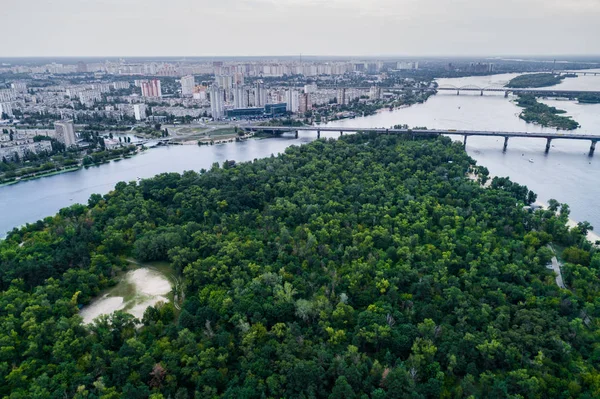 Pemandangan panorama kota Kiev dengan Sungai Dnieper di tengah. Tampilan udara — Stok Foto