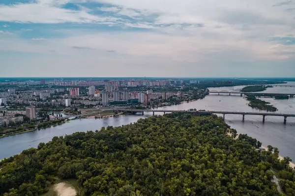 Dinyeper Nehri orta ile Kiev şehrinin panoramik görünümü. Havadan görünümü
