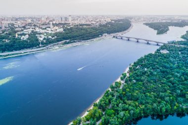 Dinyeper Nehri'nin sol yakasında ile Kiev şehir manzarasına. Havadan görünümü