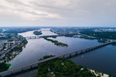 Dinyeper Nehri orta ile Kiev şehrinin panoramik görünümü. Havadan görünümü