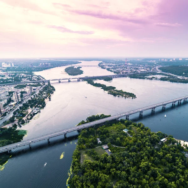 Panoramautsikt över Kiev city med floden Dnepr i mitten. Flygfoto — Stockfoto