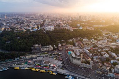 Gün batımında modern bir şehir manzarasına. Posta kare, Podol bölgesi, Kiev, Ukrayna'nın şehir merkezi. Havadan görünümü
