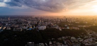 Hava güzel panoramik manzara kara sevdanın batımında modern bir şehir için. Merkezi, Kiev, Ukrayna. Havadan görünümü