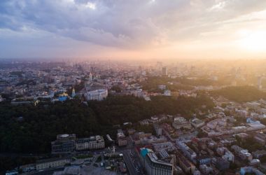 Gün batımında modern bir şehir manzarasına. Posta kare, Podol bölgesi, Kiev, Ukrayna'nın şehir merkezi. Havadan görünümü
