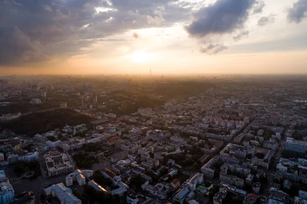 Vista aérea panorâmica da parte antiga da cidade de Kiev - distrito de Podol ao pôr-do-sol . — Fotografia de Stock