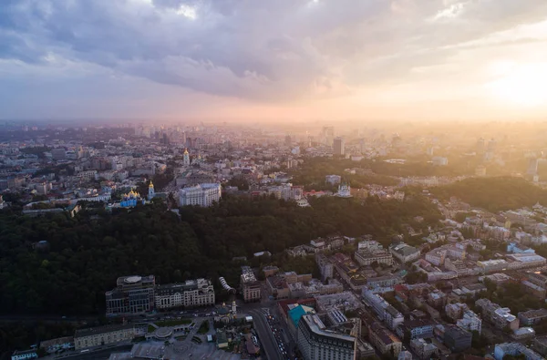 Vista panorâmica de uma cidade moderna ao pôr do sol. Praça postal, distrito de Podol, centro da cidade de Kiev, Ucrânia. Vista aérea — Fotografia de Stock