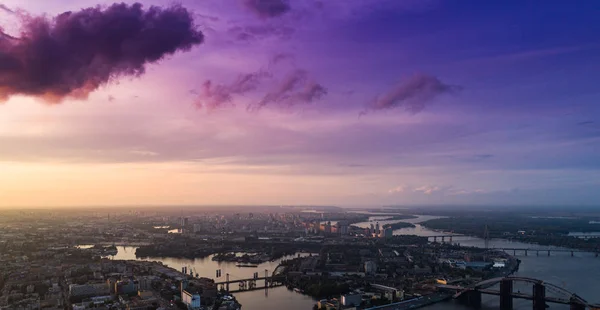 Vista panorâmica de uma cidade moderna com um rio, ponte inacabada e parque parte da cidade — Fotografia de Stock