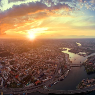 Büyük bir şehir, Kiev Podol üzerinde günbatımında Panoraması.