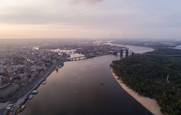 Vista panoramica di una città moderna con un fiume, ponte incompiuto e parco parte della città — Foto Stock