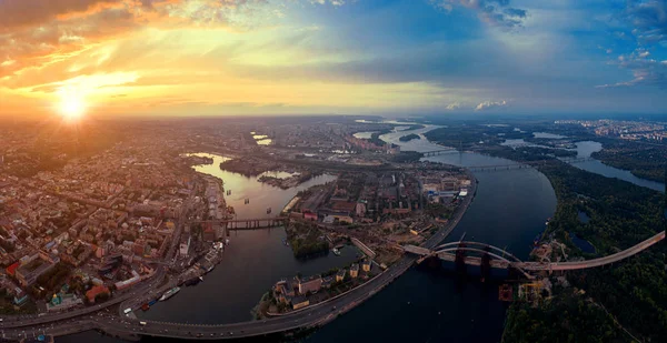 Vista aérea panorámica de la parte antigua de la ciudad Podol distrito. Vista de la isla Rybalsky al atardecer . — Foto de Stock