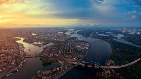 Панорамный вид с воздуха на старую часть города - Подольский район. Вид на остров Рыбальский на закате . — стоковое фото