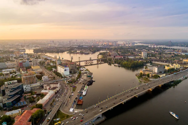 Hava panoramik şehir - Podol ilçe eski parçası. Gün batımında Rybalsky adasının görünümü.