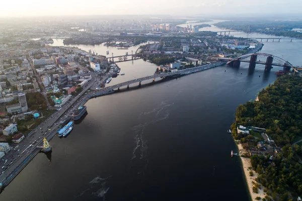 Panoramautsikt över en modern stad med en flod, oavslutade bro och park del av staden — Stockfoto