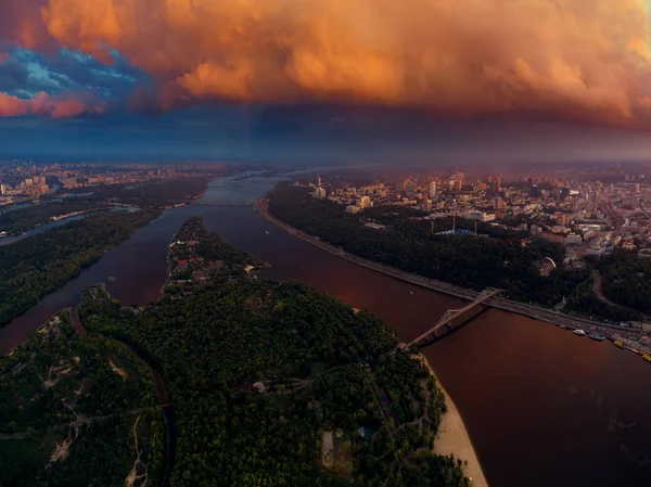 Красивая панорама города Киева с воздуха. Река Днепр и два берега города на закате. Остров Труханова и пешеходный мост . — стоковое фото