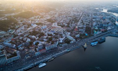 Kiev şehir - gün batımında Podol ilçe eski kesiminde panoramik havadan görünümü.