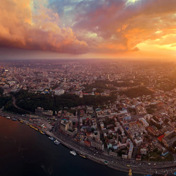 Vista panorámica de una ciudad moderna al atardecer. Plaza postal, Podol distrito, centro de la ciudad de Kiev, Ucrania. Vista aérea — Foto de Stock