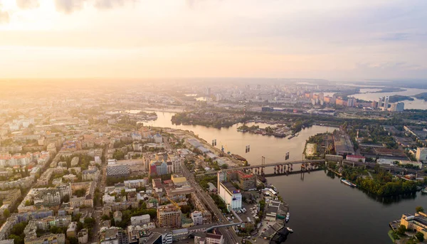 Panorama-Luftaufnahme der Altstadt - Bezirk Podol. Blick auf die Rybalsky-Insel bei Sonnenuntergang. — Stockfoto