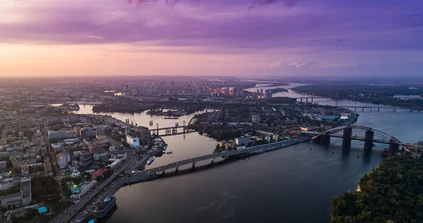 Panoramablick auf eine moderne Stadt mit Fluss, unvollendeter Brücke und Parkteil der Stadt — Stockfoto