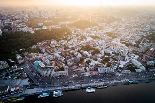Gün batımında modern bir şehir manzarasına. Posta kare, Podol bölgesi, Kiev, Ukrayna'nın şehir merkezi. Havadan görünümü