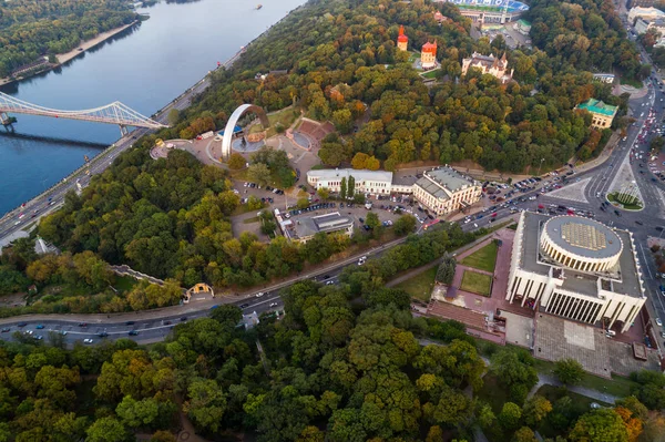 Kiev şehir merkezi panoramik manzaralı. Havadan görünümü halkların Arch, dostluk, Khreshchaty Park, şehrin - Khreshchatyk'a ana cadde. Ukrayna