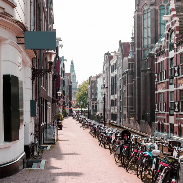 Calle con casas típicas holandesas y bicicletas en Amsterdam . —  Fotos de Stock