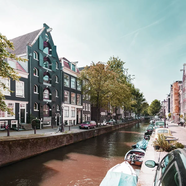 Típica calle en Amsterdam con canal y casas de colores. Países Bajos . —  Fotos de Stock