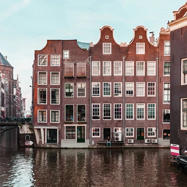 Típica calle en Amsterdam con canal y casas de colores. Países Bajos . —  Fotos de Stock