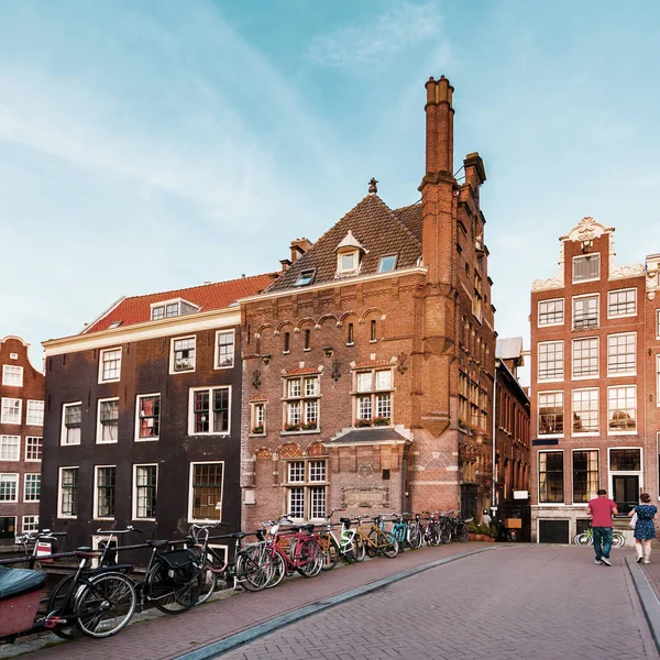 Típica calle en Amsterdam con canal y casas de colores. Países Bajos . —  Fotos de Stock